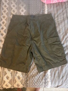 NWOT-Levi's Olive Cargo Shorts - Military Green